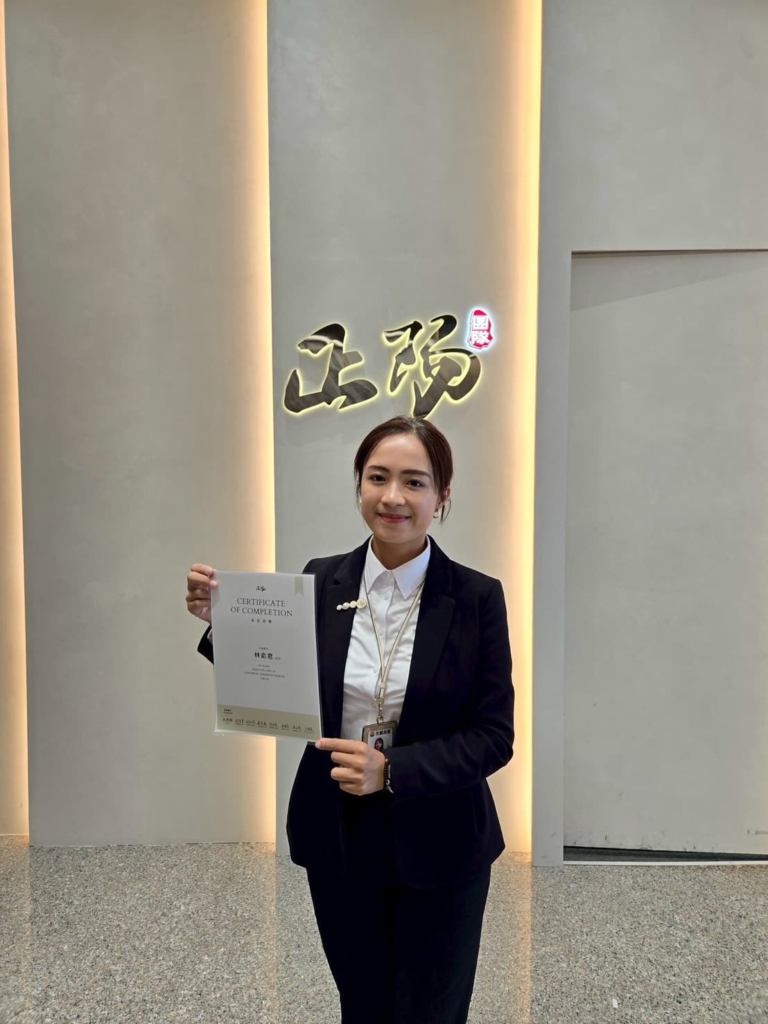 林俞君 Maggie 獲頒永義房屋正陽團隊結訓證書,高雄房仲